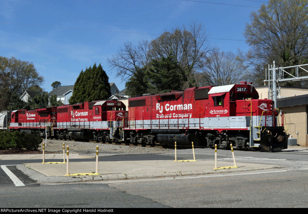 RFCC 3817 leads train RF01 into Glenwood Yard